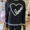 Ce sweat noir et blanc Love revisite le style streetwear avec une touche de délicatesse. Sur un fond noir profond, l’inscription “Love” se dessine en contour blanc, formant un grand cœur graphique. Ce contraste saisissant capture l’esprit urbain tout en apportant une note tendre et romantique.