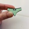 Affirmez votre style avec humour et engagement grâce à notre broche culotte verte, une création artisanale unique réalisée dans notre atelier entre Nantes et Clisson.