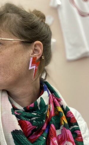 Alternative view of Boucles d’oreilles éclairs rouge et rose