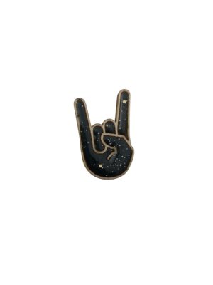 Affichez votre amour pour le rock et l’attitude badass avec cette broche 