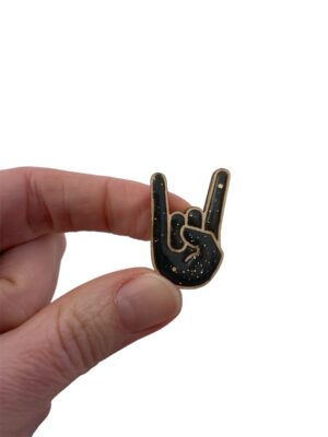 Affichez votre amour pour le rock et l’attitude badass avec cette broche "Hell Yeah" gris foncé pailletée. Entièrement fabriquée à la main dans notre atelier