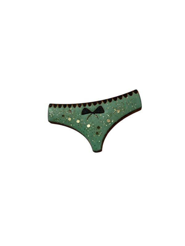Affirmez votre style avec humour et engagement grâce à notre broche culotte verte, une création artisanale unique réalisée dans notre atelier entre Nantes et Clisson.