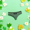 Affirmez votre style avec humour et engagement grâce à notre broche culotte verte, une création artisanale unique réalisée dans notre atelier entre Nantes et Clisson.