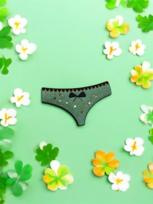 Affirmez votre style avec humour et engagement grâce à notre broche culotte verte, une création artisanale unique réalisée dans notre atelier entre Nantes et Clisson.