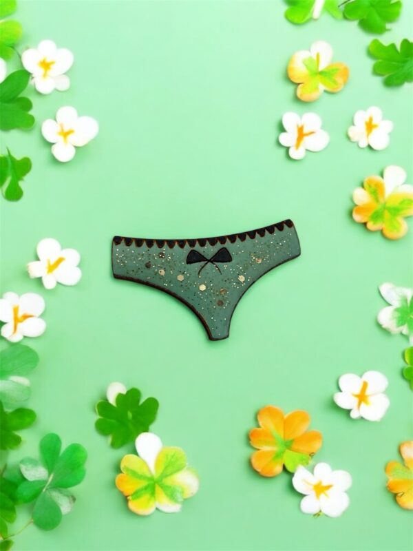 Affirmez votre style avec humour et engagement grâce à notre broche culotte verte, une création artisanale unique réalisée dans notre atelier entre Nantes et Clisson.