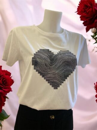 Affirmez votre style avec notre t-shirt blanc cœur graphique holographique, une création originale réalisée dans notre atelier