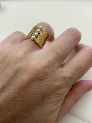 Découvrez notre bague large et pierre naturelle