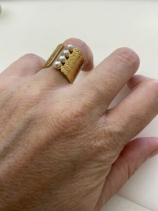 Découvrez notre bague large et pierre naturelle