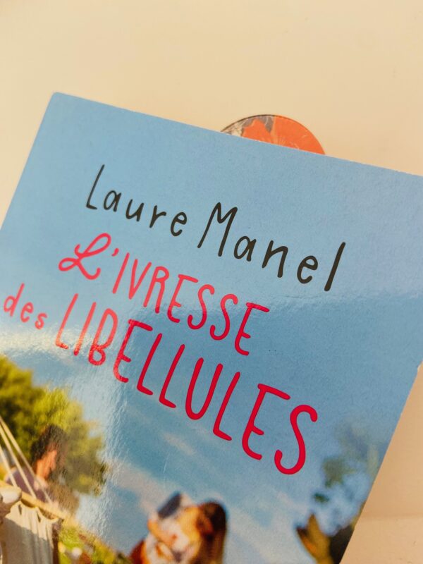 Marque-page oversize en acrylique avec motif floral vintage orange, crème et gris, création artisanale sublimée à la main – L’Inattendue Clisson