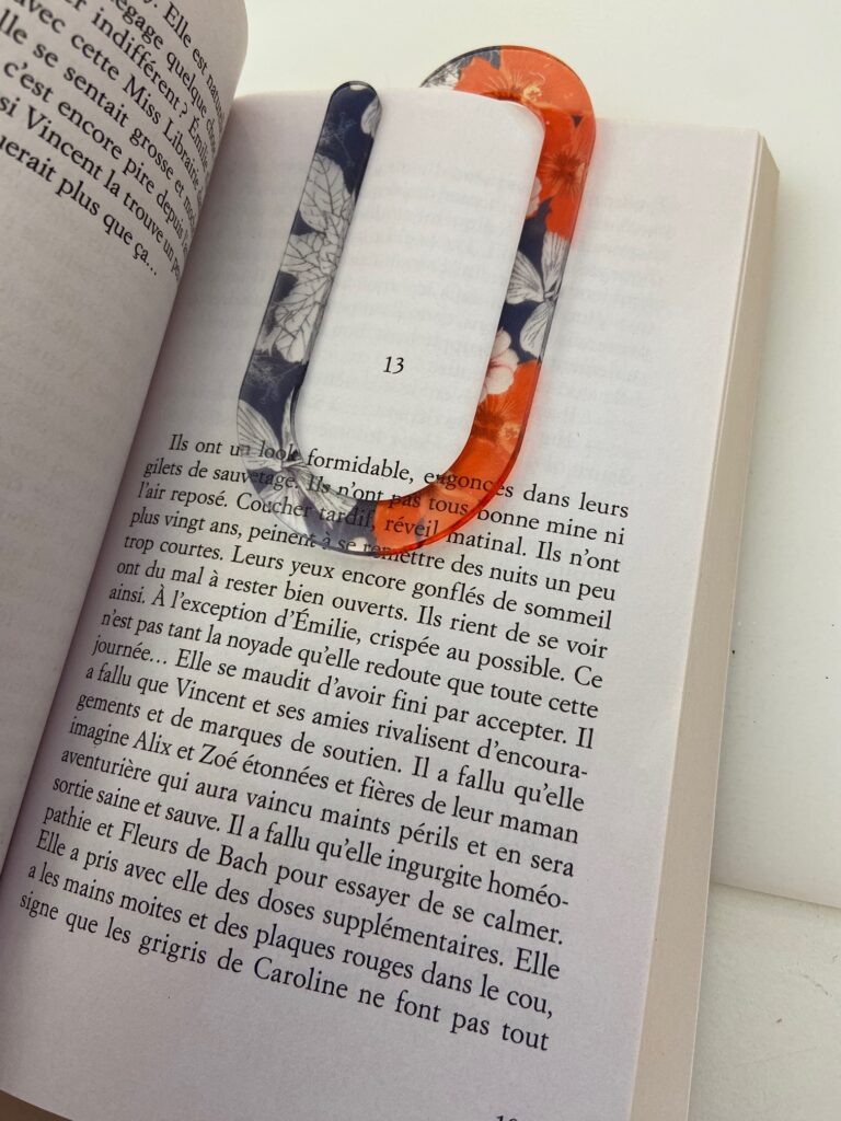 Marque-page oversize en acrylique avec motif floral vintage orange, crème et gris, création artisanale sublimée à la main – L’Inattendue Clisson
