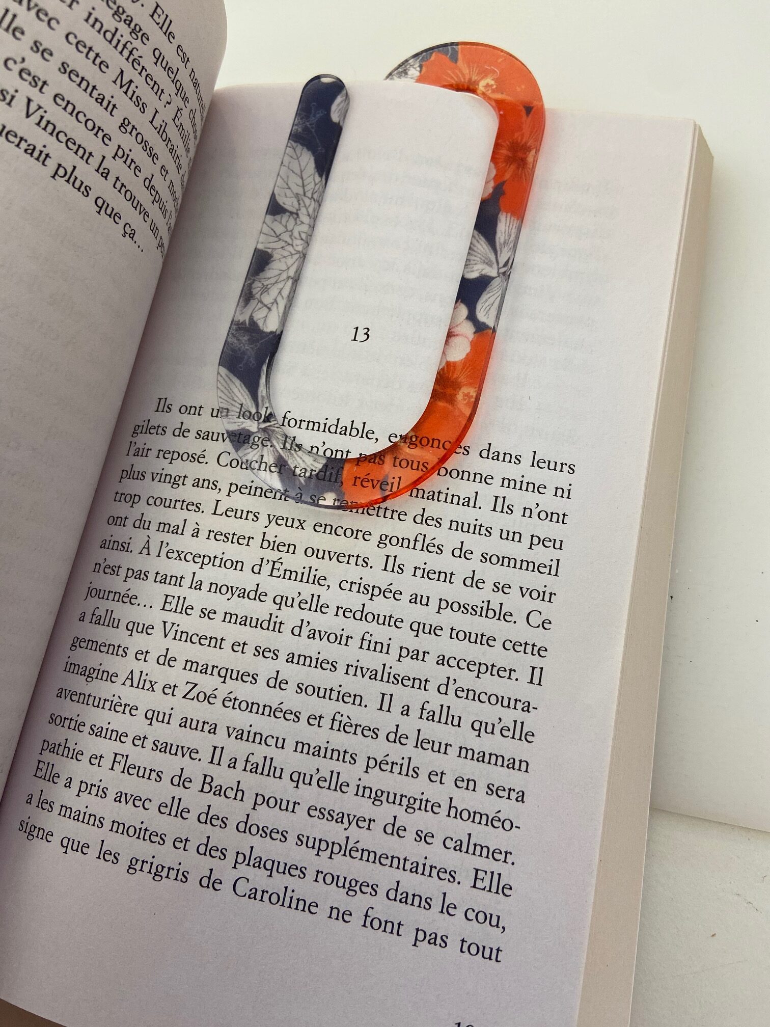 Marque-page oversize en acrylique avec motif floral vintage orange, crème et gris, création artisanale sublimée à la main – L’Inattendue Clisson