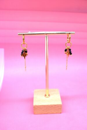 Découvre nos adorables boucles pendantes étoile dorée avec perles colorées, disponibles en quatre variations ultra-tendances : noir mystérieux, rouge passion, turquoise lumineux et blanc éclatant.