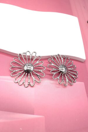 Envie d’un bijou qui respire la féminité, la fraîcheur et la douceur printanière ? Craque pour nos boucles d’oreilles marguerite en acier inoxydable, disponibles en deux finitions au choix : doré lumineux ou argent éclatant.