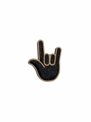 Découvrez la broche I Love You noire, une création artisanale originale réalisée dans mon atelier près de Nantes et Clisson. Inspirée à la fois du langage des signes et de l’esprit rock’n’roll, cette broche en forme de main stylisée transmet un message universel : l’amour, l’affection et la complicité.