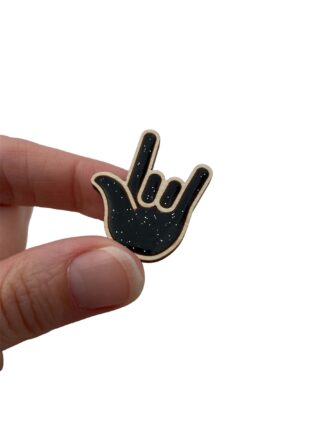 Découvrez la broche I Love You noire, une création artisanale originale réalisée dans mon atelier près de Nantes et Clisson. Inspirée à la fois du langage des signes et de l’esprit rock’n’roll, cette broche en forme de main stylisée transmet un message universel : l’amour, l’affection et la complicité.