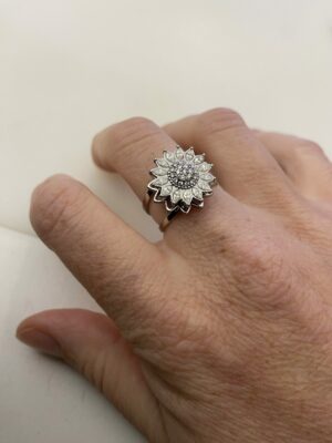 Stress, agitation, besoin de canaliser ton énergie ? Et si ta bague devenait ton nouvel allié bien-être ? Craque pour notre bague antistress acier rotative argent, une véritable nouveauté dans la boutique !