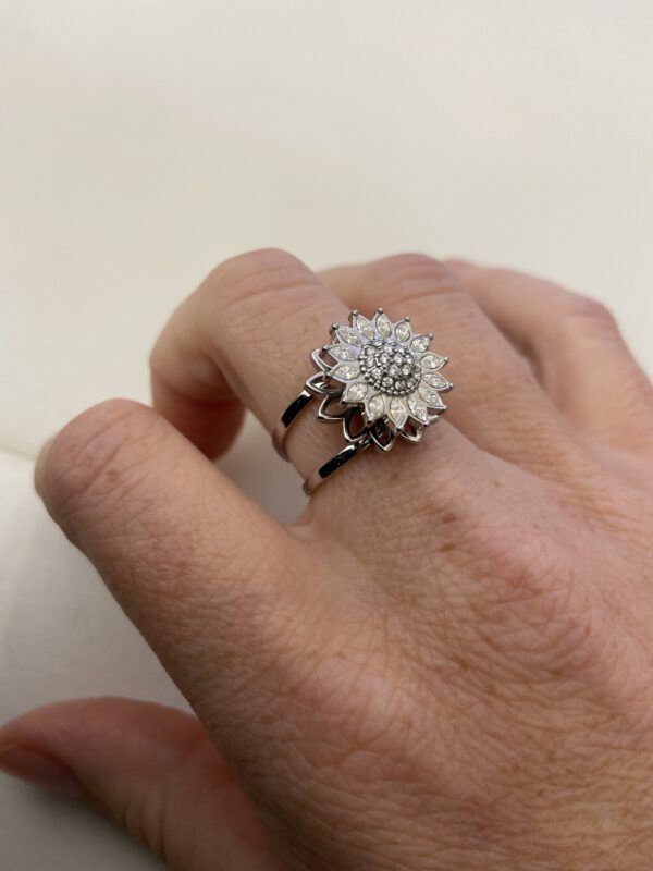 Stress, agitation, besoin de canaliser ton énergie ? Et si ta bague devenait ton nouvel allié bien-être ? Craque pour notre bague antistress acier rotative argent, une véritable nouveauté dans la boutique !