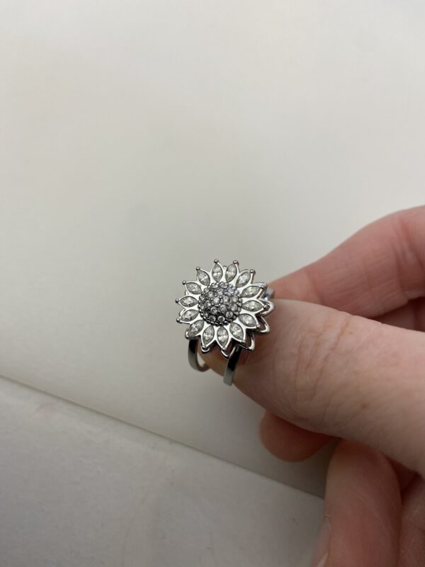 Stress, agitation, besoin de canaliser ton énergie ? Et si ta bague devenait ton nouvel allié bien-être ? Craque pour notre bague antistress acier rotative argent, une véritable nouveauté dans la boutique !
