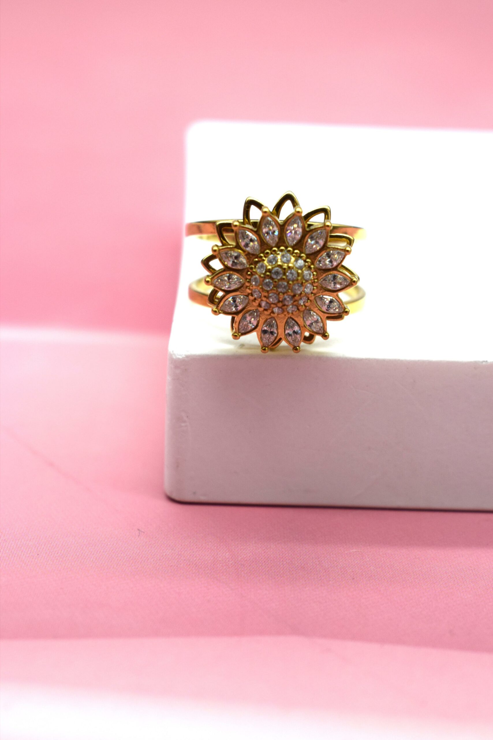 Bague antistress en acier rotative doré avec strass Stress, agitation, besoin de canaliser ton énergie ? Et si ta bague devenait ton nouvel allié bien-être ?