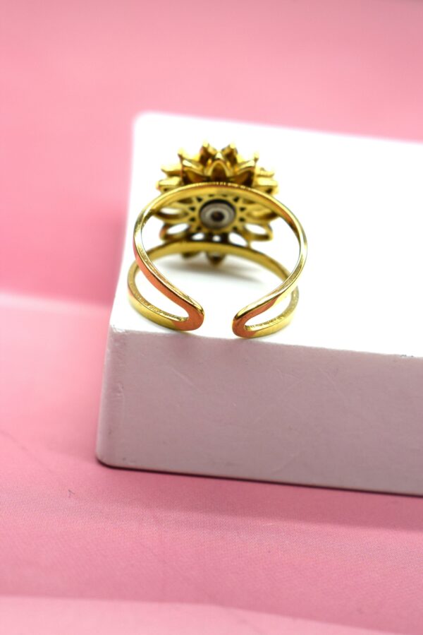 Bague antistress en acier rotative doré avec strass Stress, agitation, besoin de canaliser ton énergie ? Et si ta bague devenait ton nouvel allié bien-être ?