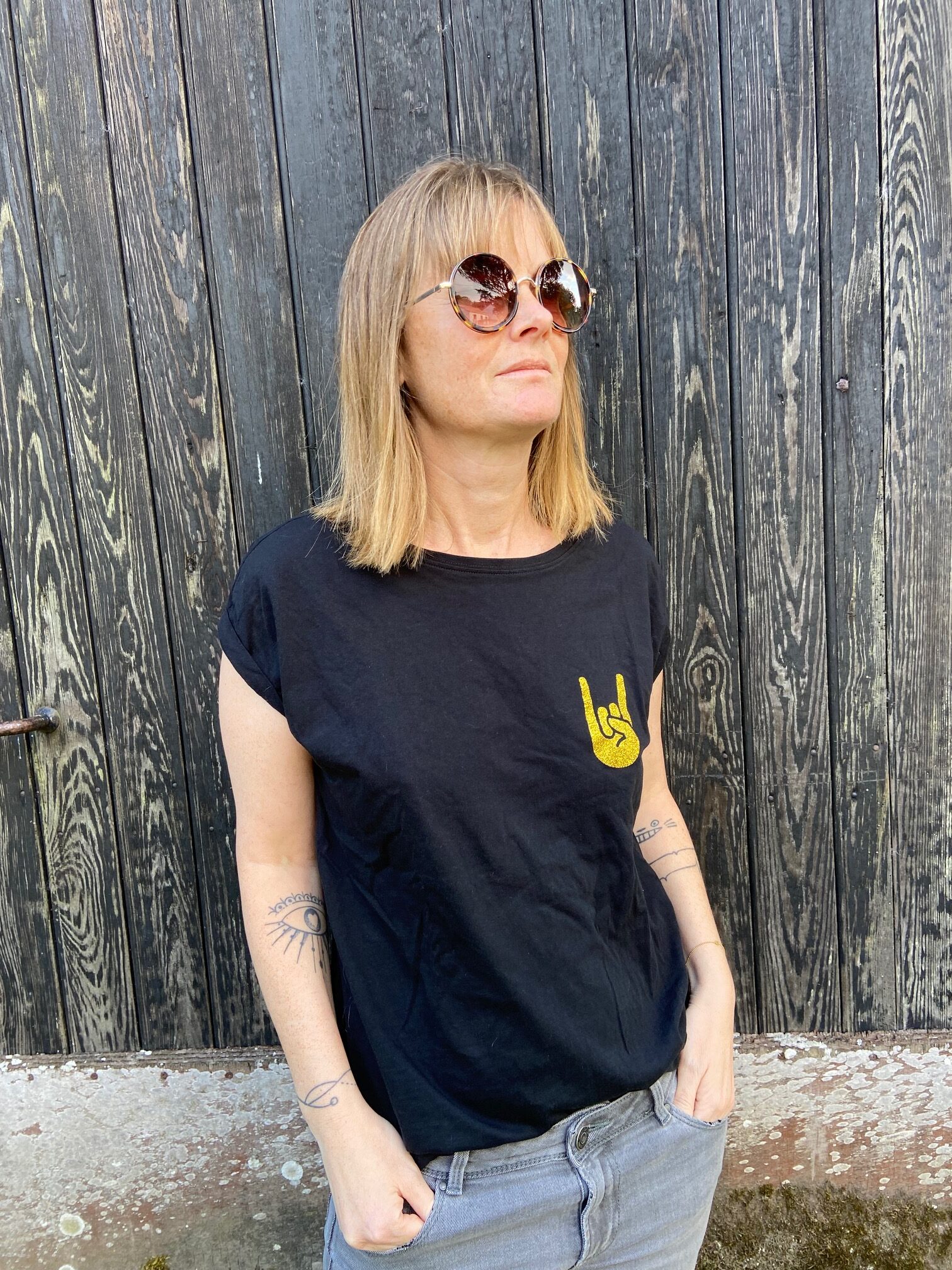 Laisse parler ton côté rock et glamour avec notre t-shirt noir Hell Yeah ! Avec son sigle pailleté doré rempli sur le cœur et son petit cœur doré discret dans la nuque, c’est bien plus qu’un simple T-shirt : c’est une déclaration de style. Conçu et personnalisé dans notre atelier entre Nantes et Clisson, il reflète l’ADN de la boutique : pièces originales, limitées et ultra-tendances.