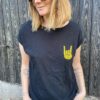 Laisse parler ton côté rock et glamour avec notre t-shirt noir Hell Yeah ! Avec son sigle pailleté doré rempli sur le cœur et son petit cœur doré discret dans la nuque, c’est bien plus qu’un simple T-shirt : c’est une déclaration de style. Conçu et personnalisé dans notre atelier entre Nantes et Clisson, il reflète l’ADN de la boutique : pièces originales, limitées et ultra-tendances.
