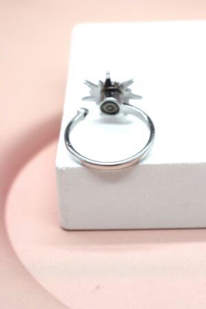 L’accessoire chic et apaisant qui illumine vos journées Découvrez notre bague soleil antistress : un bijou à la fois élégant et pensé pour vous offrir un geste relaxant au quotidien. Fabriquée en acier inoxydable haute qualité, elle résiste à l’eau, ne noircit pas et garde son éclat jour après jour. Avec son design solaire, elle apporte une touche lumineuse à votre look tout en vous aidant à gérer le stress, l’anxiété ou les petits moments d’agitation que nous connaissons toutes.