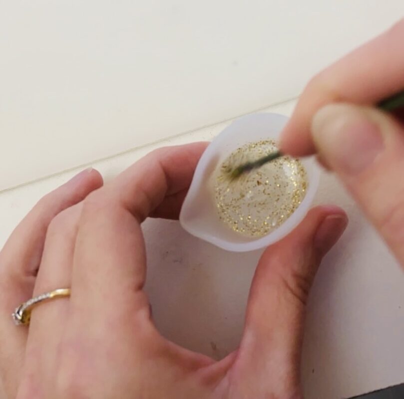 Mélange de la résine et des paillettes pour la finition des broches