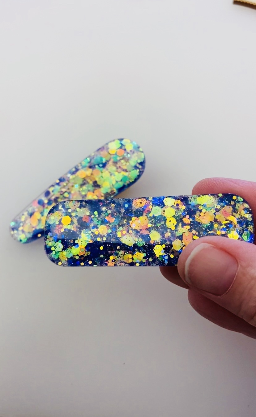 Barrette galaxie : résine, paillettes bleu et vert, pièce unique faite main