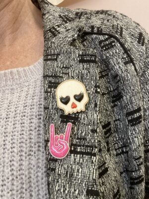 Broche tête de mort avec cils