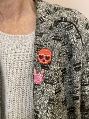 Broche crâne rouge bois