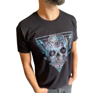T-shirt noir unisexe avec un skull fleuri sugar skull holographique bleu-violet dans un triangle éclairs. Design exclusif pressé DTF, L'Inattendue Clisson.