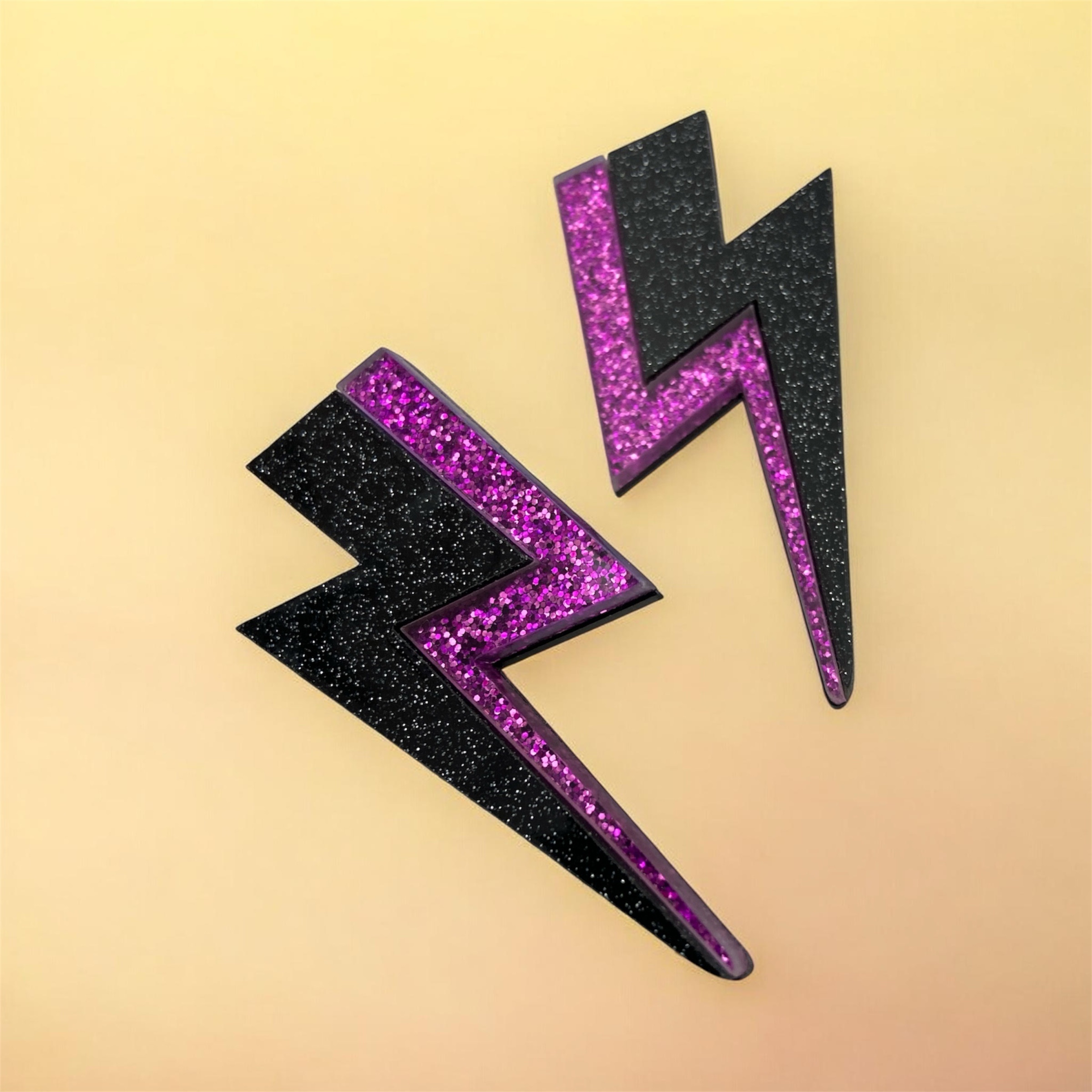 Entre le clin d’œil 80s glam-punk et l’énergie festival, ces boucles d’oreilles éclair pailletées noir et violets sont faites pour celles qui n’ont pas peur qu’on les remarque. Craquez avant qu’il n’y en ait plus.