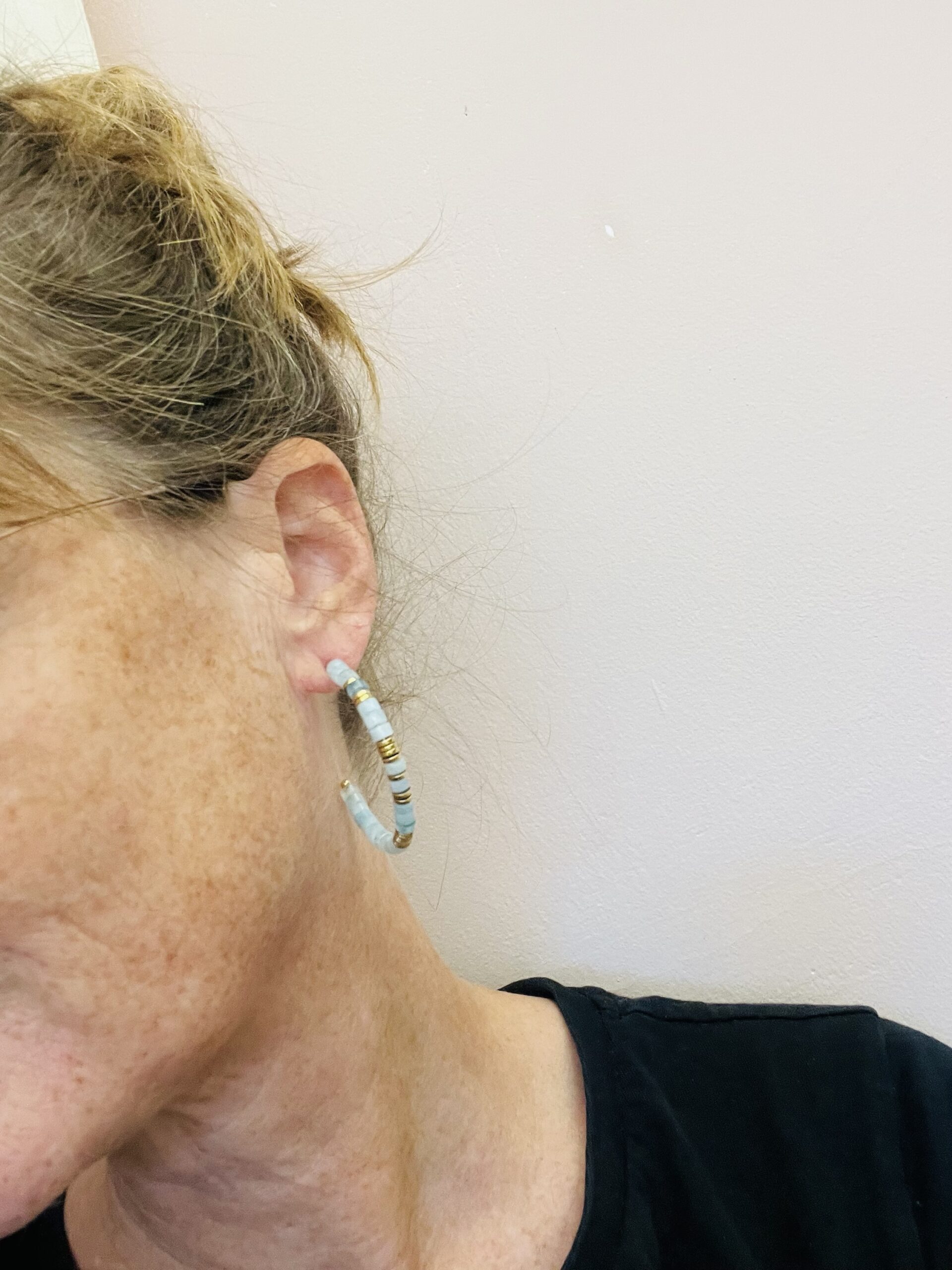 Boucles d’oreilles créoles en perles bleu et doré – Image 3