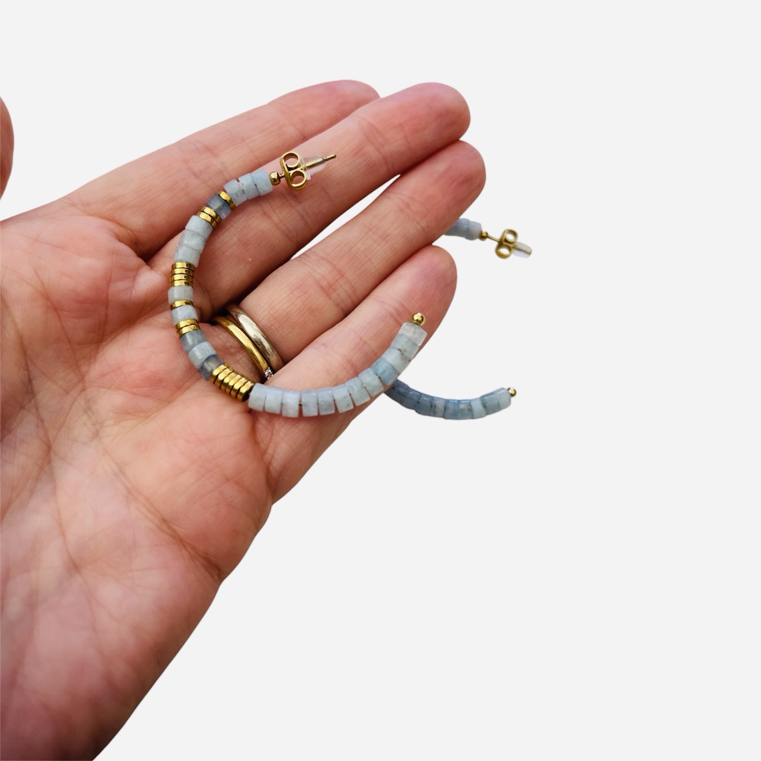 Boucles d’oreilles créoles en perles bleu et doré – Image 2