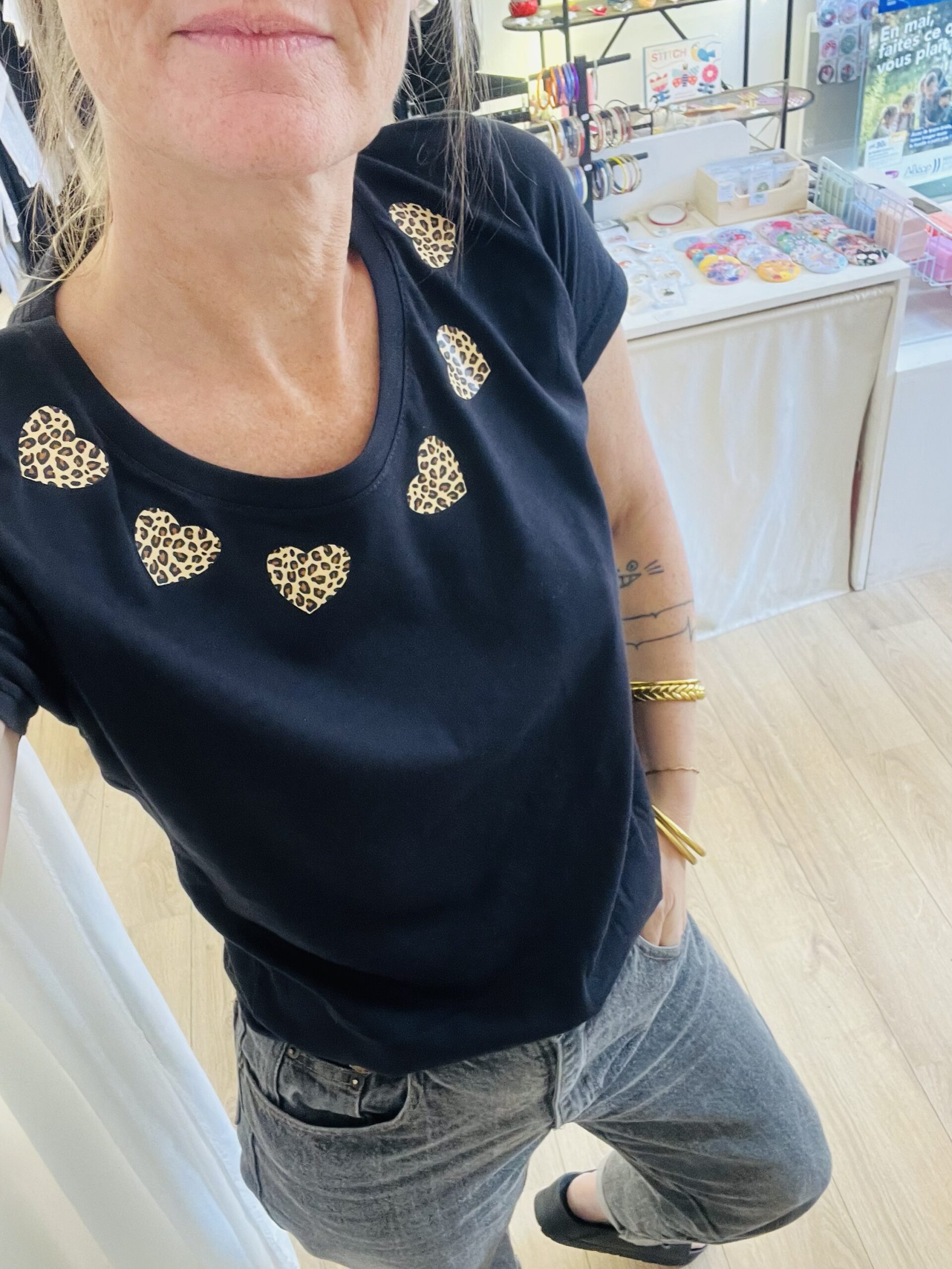 T-shirt cœurs léopards – Image 2
