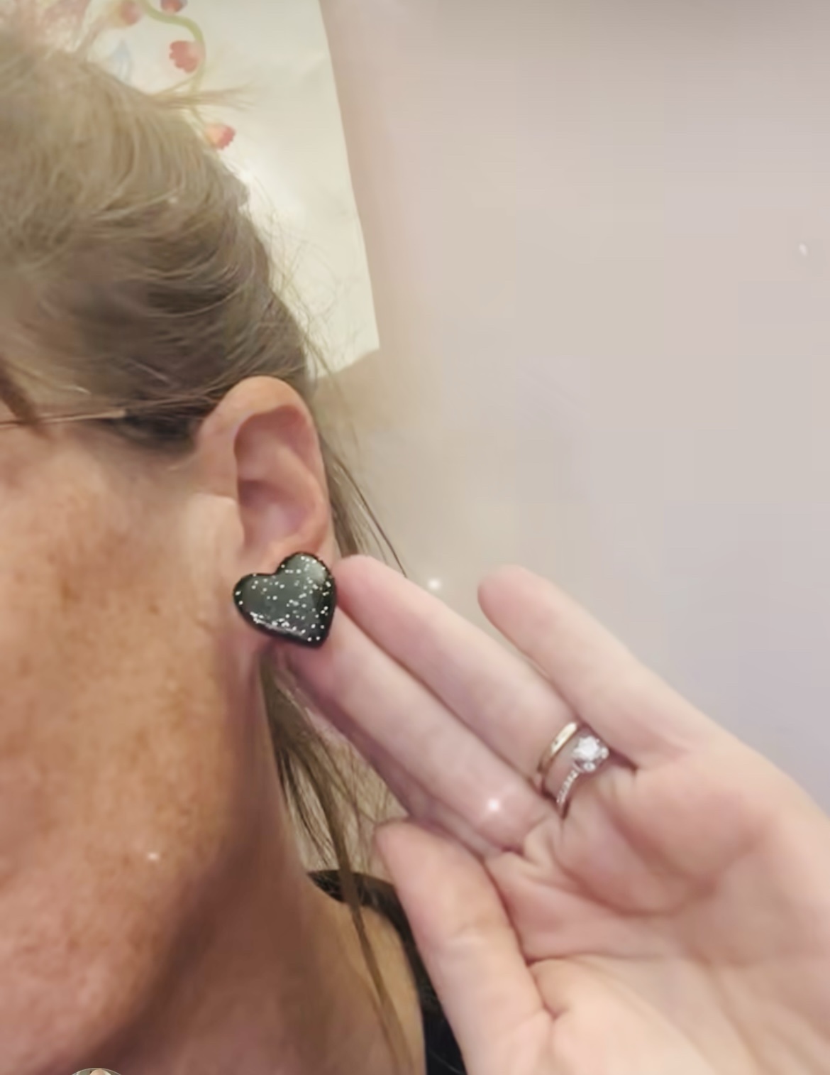 Puces d’oreilles cœur pailletées noire – Image 2
