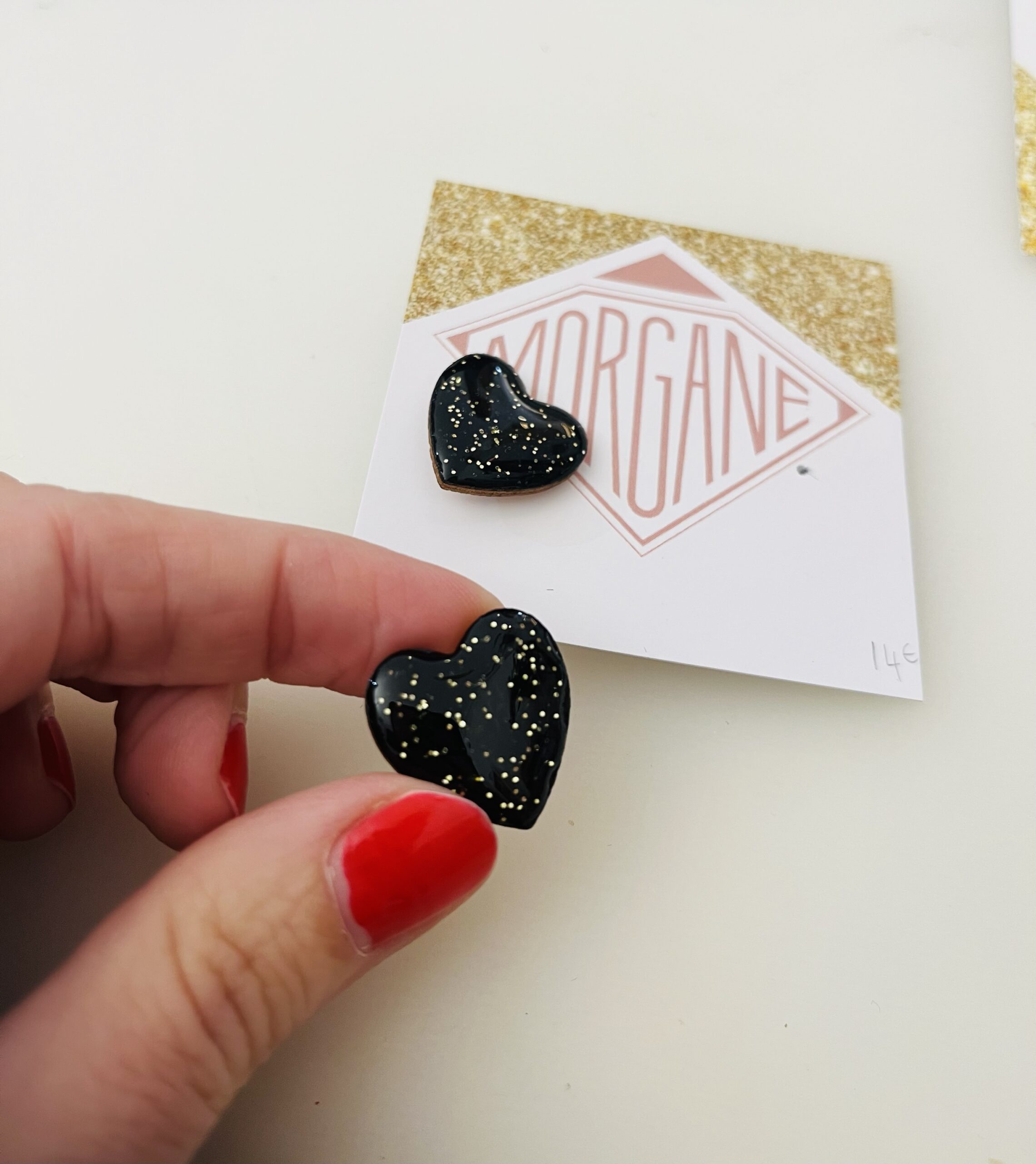 Puces d’oreilles cœur pailletées noire