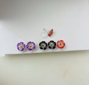 Sélection de boucles d'oreilles clips enfant, étoiles, fleurs et cœurs..