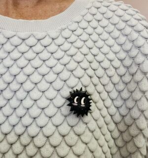 Broche petite boule de suie kawaii : broche en bois peint, résinée et pailletée. Elle a de grands yeux ronds, les joues rosées et plein de petits piques : voici ta nouvelle petite boule de suie