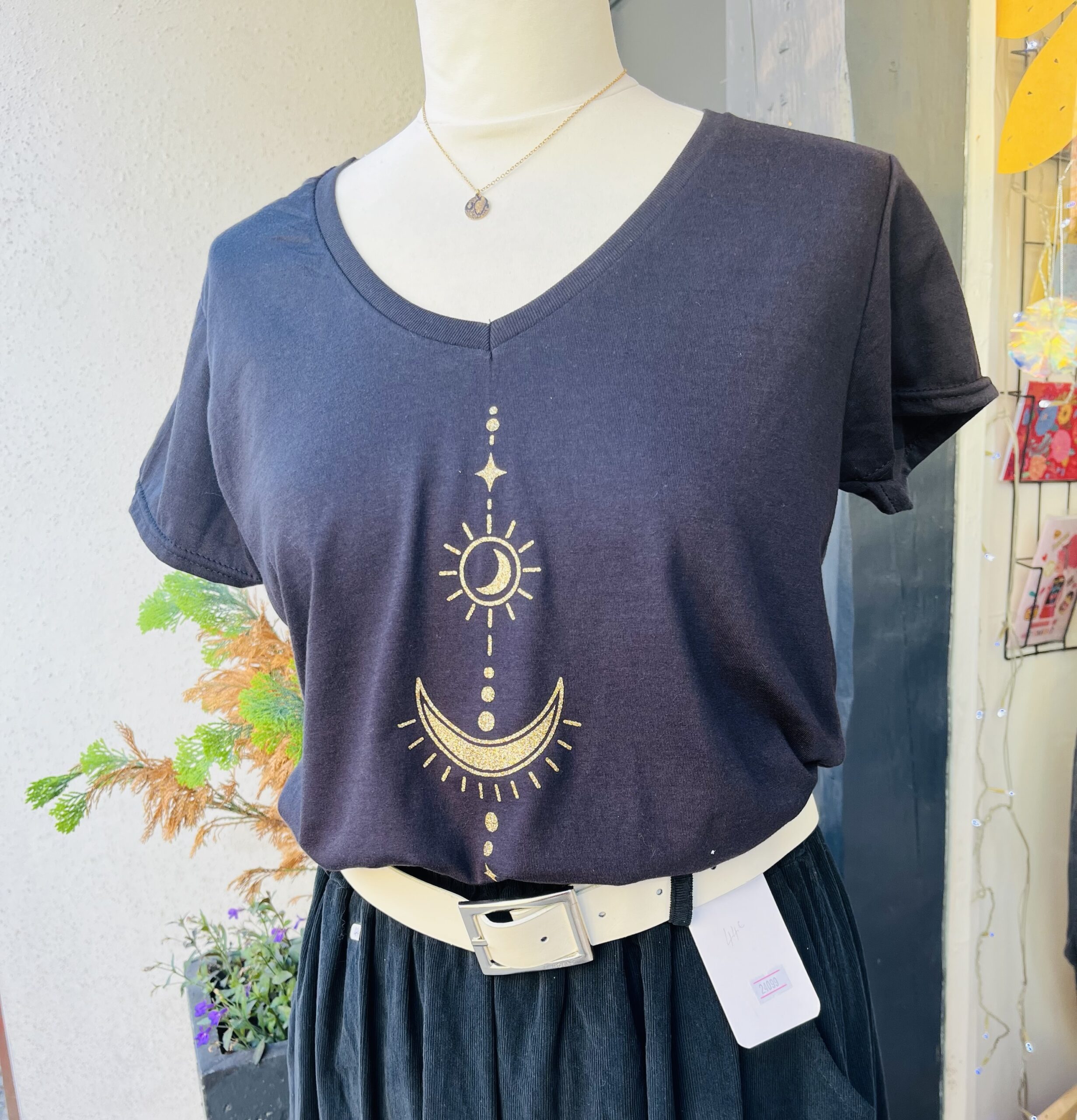 T-shirt femme col V noir motif lune et soleil doré pailleté – Image 3