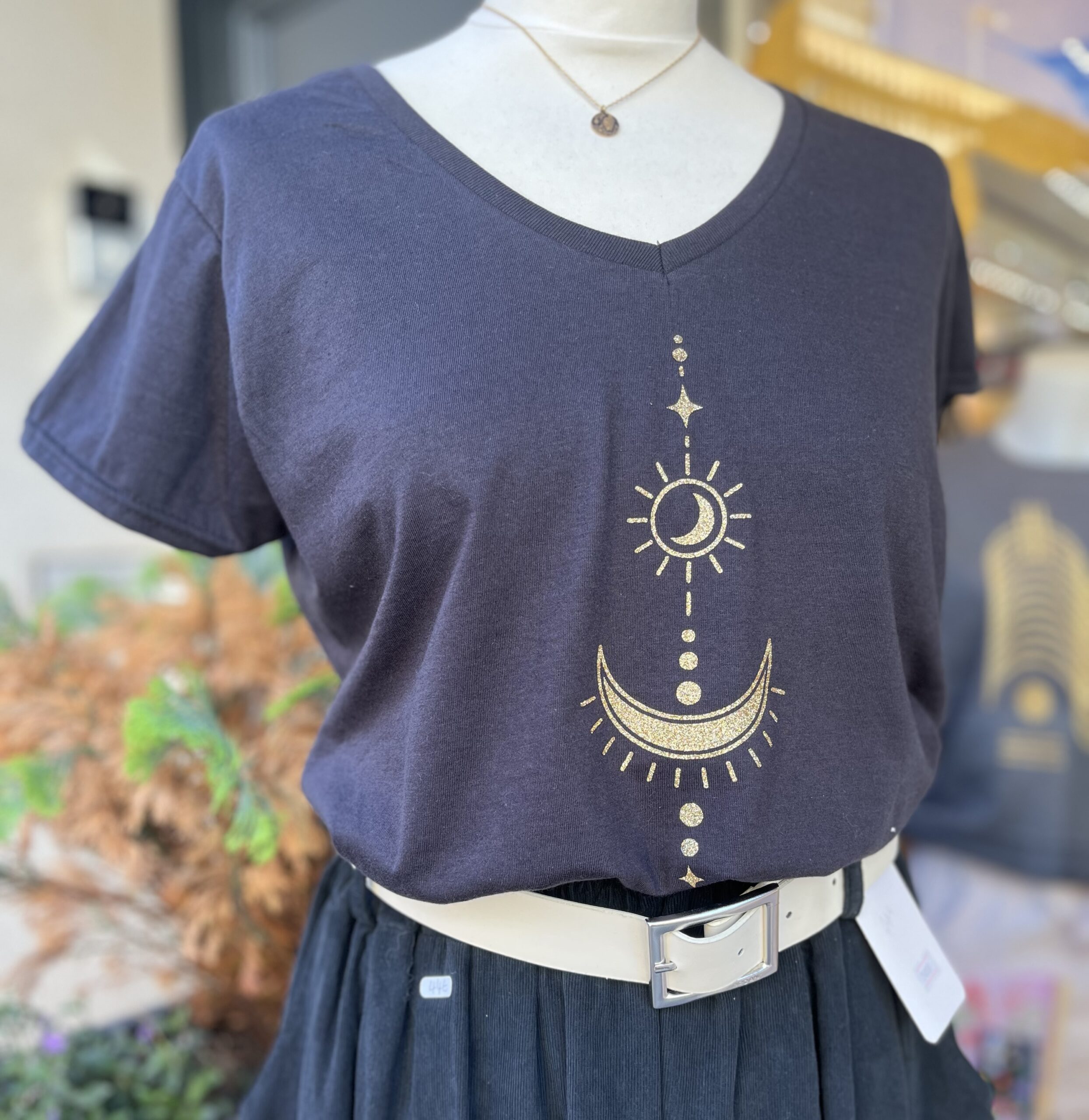 T-shirt femme col V noir motif lune et soleil doré pailleté – Image 4
