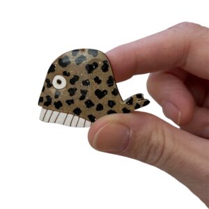 Broche baleine léopard pailletée