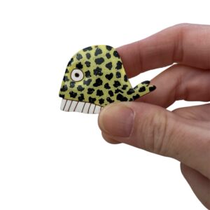 Broche baleine léopard jaune pailletée